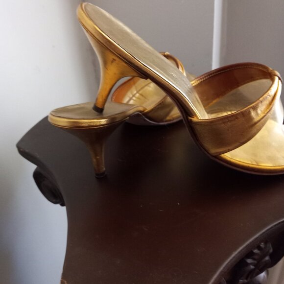 VINTAGE 50S 60S SOPHISTICATES GOLD LEATHER AND PLASTIC MULES HEELS 7 - Picture 2 of 8